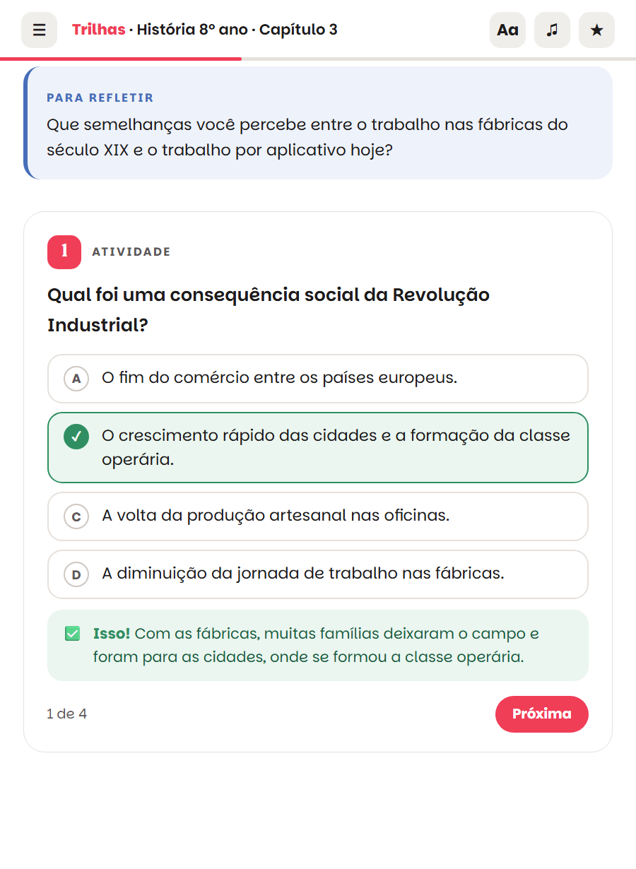 O mesmo capítulo de exemplo, A Revolução Industrial, da coleção fictícia Trilhas, aberto no notebook e no tablet, com o layout ajustado a cada tela.